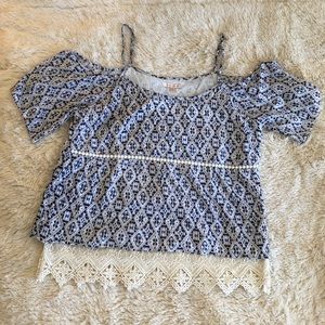 Skies Are Blue cold shoulder top!